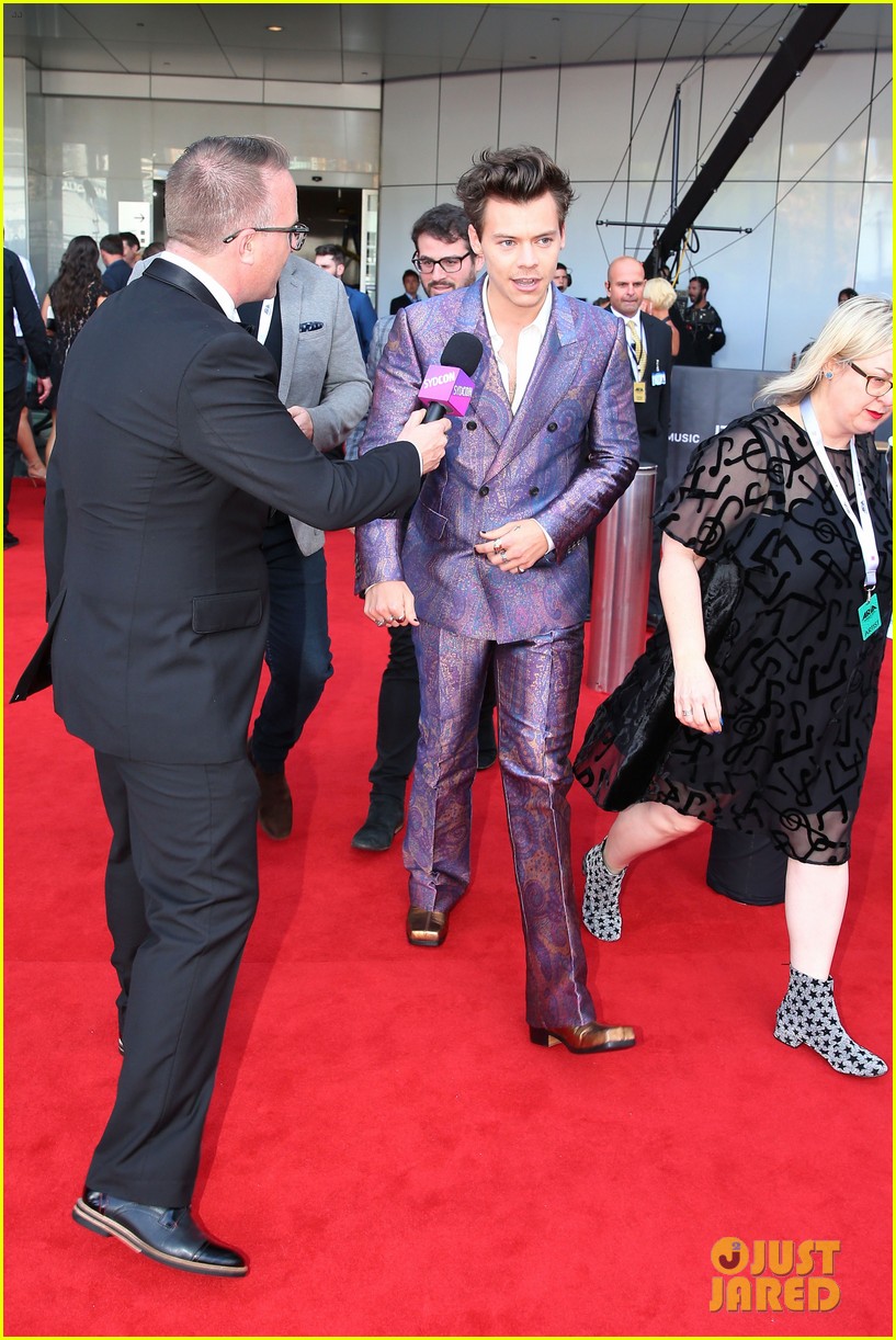 harry styles rocks snazzy purple suit at 2017 aria awards 02