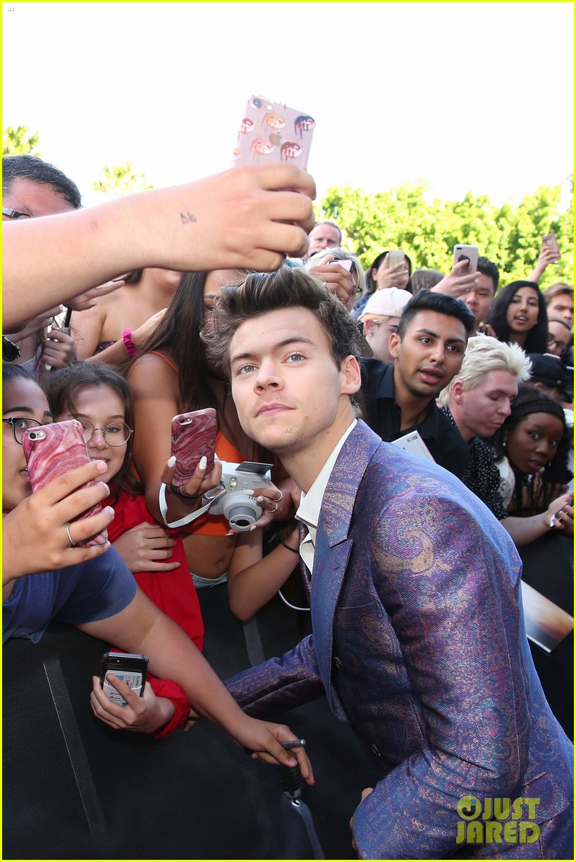 harry styles rocks snazzy purple suit at 2017 aria awards 03