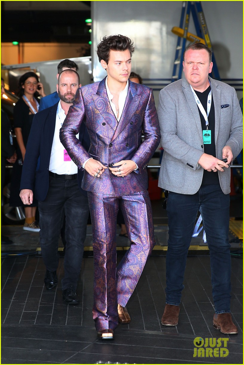 harry styles rocks snazzy purple suit at 2017 aria awards 04