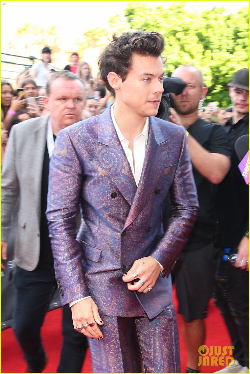 harry styles rocks snazzy purple suit at 2017 aria awards 05