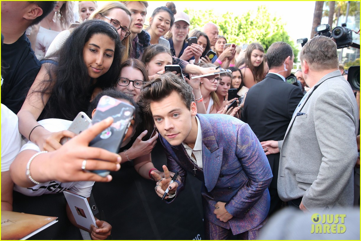 harry styles rocks snazzy purple suit at 2017 aria awards 06