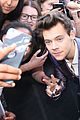 harry styles rocks snazzy purple suit at 2017 aria awards 01