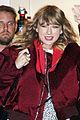 taylor swift celebrates reputation release with fans at nyc pop up shop 10