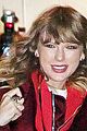 taylor swift celebrates reputation release with fans at nyc pop up shop 11