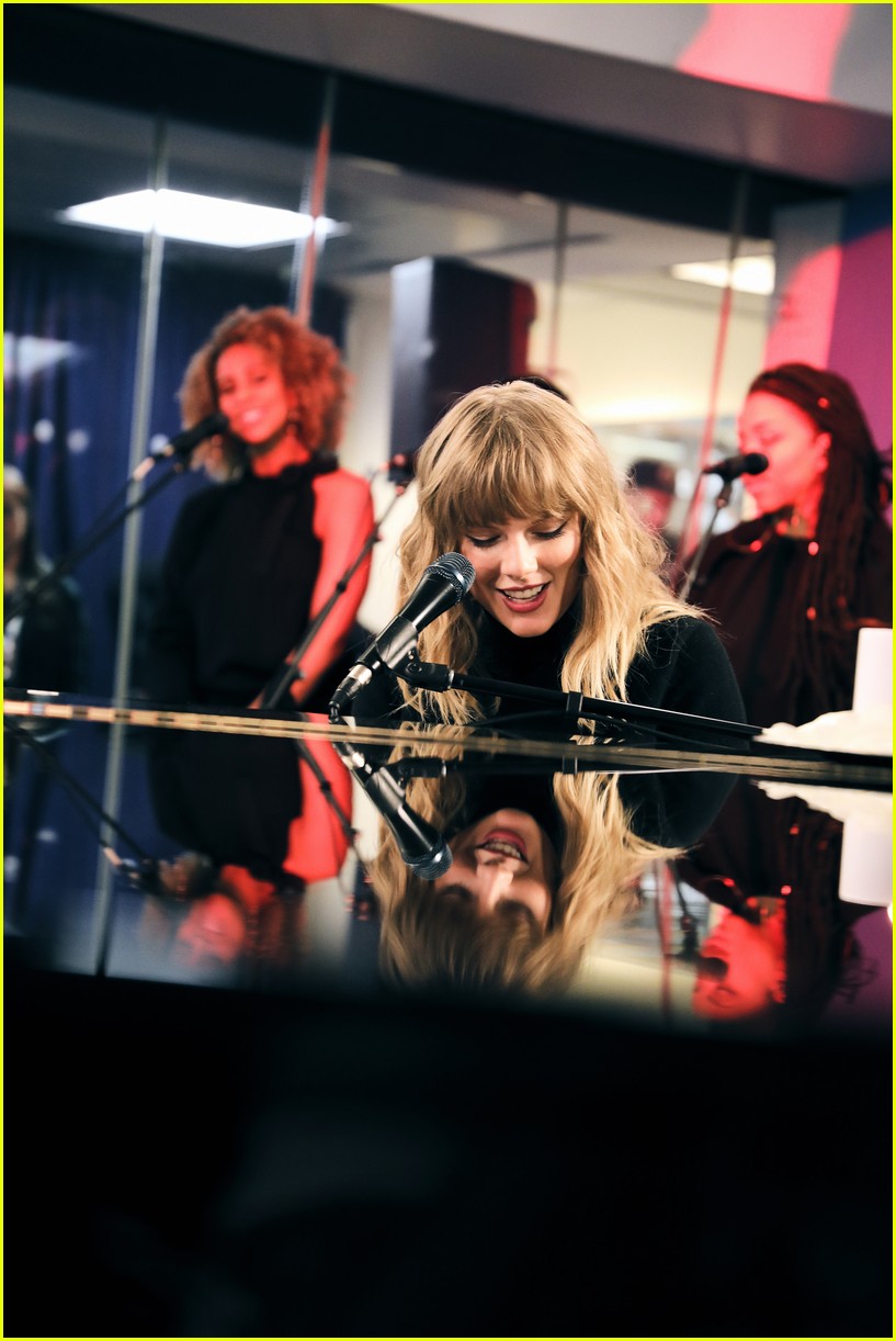 taylor swift performs new version of call it what you want at siriusxm 01