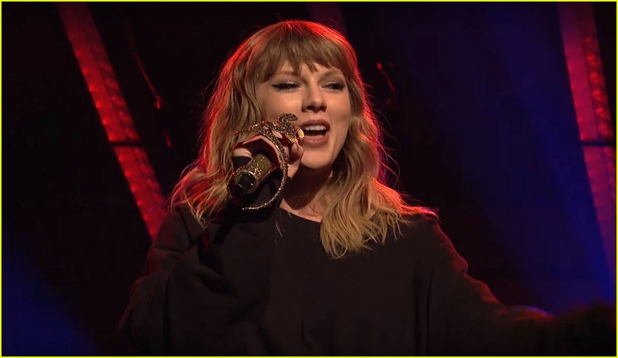 taylor swift saturday night live snakes 04
