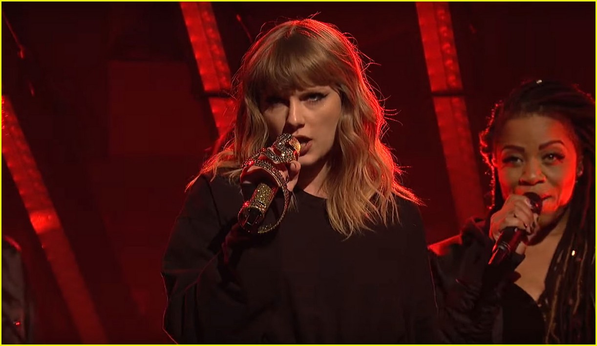 taylor swift saturday night live snakes 06