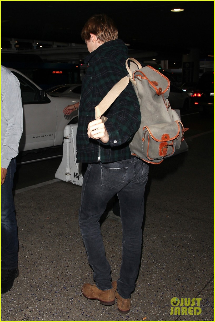 joe alwyn lands in los angeles in time for new years day 07
