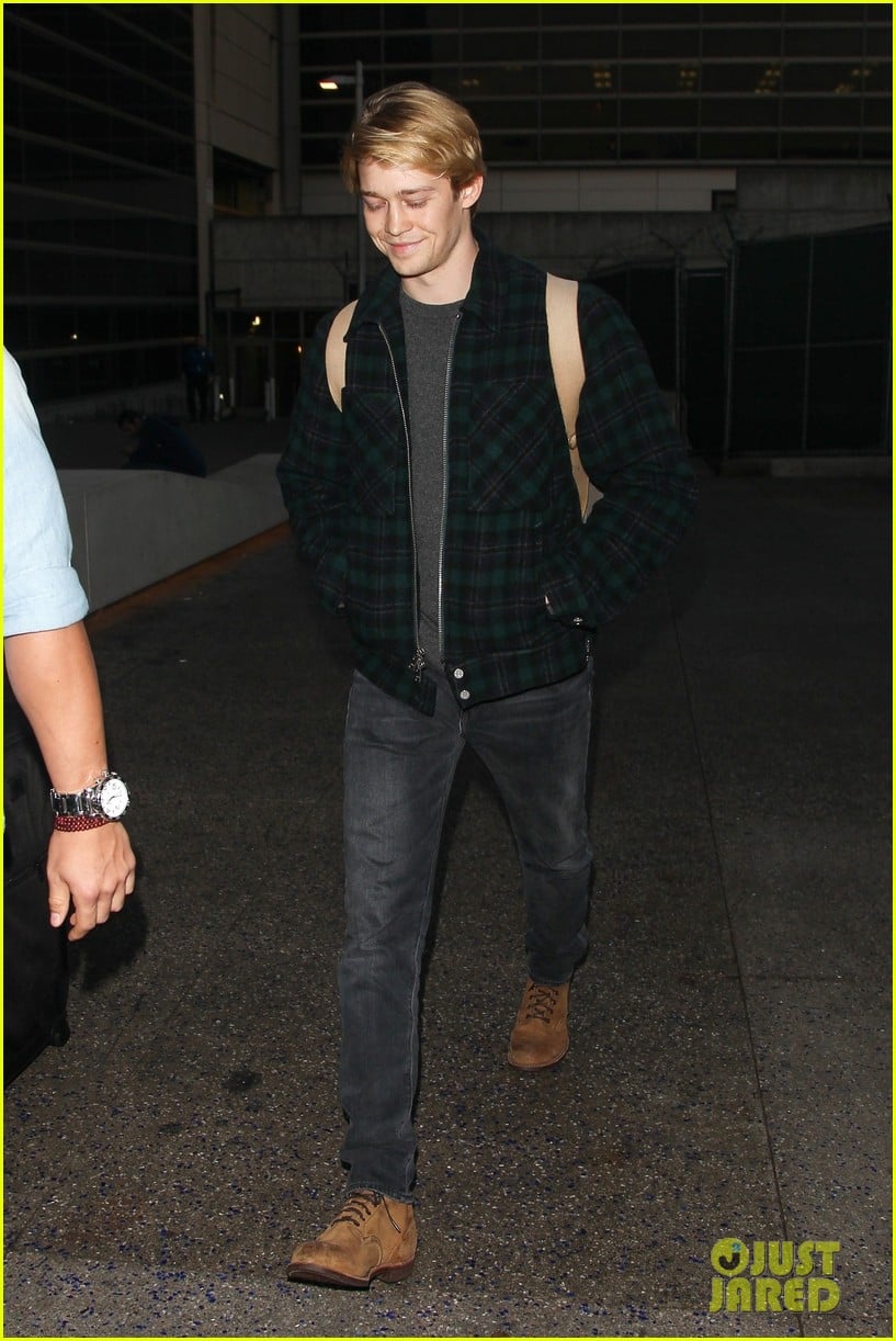 joe alwyn lands in los angeles in time for new years day 08