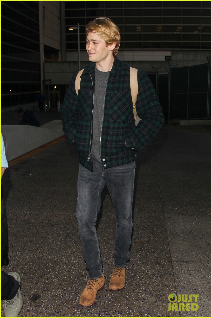 joe alwyn lands in los angeles in time for new years day 09