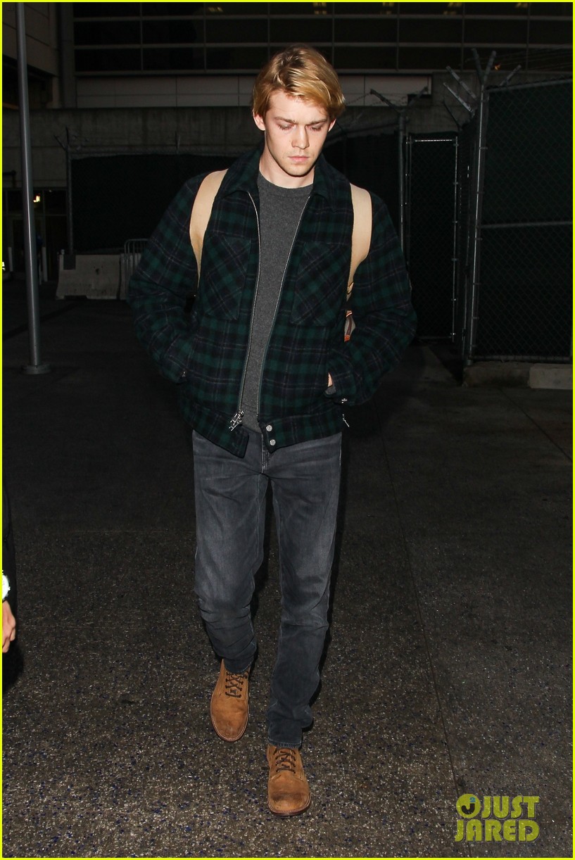 joe alwyn lands in los angeles in time for new years day 10