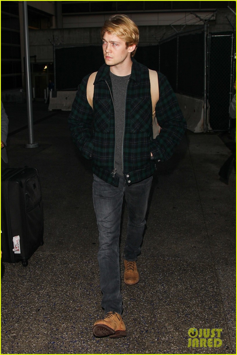 joe alwyn lands in los angeles in time for new years day 11
