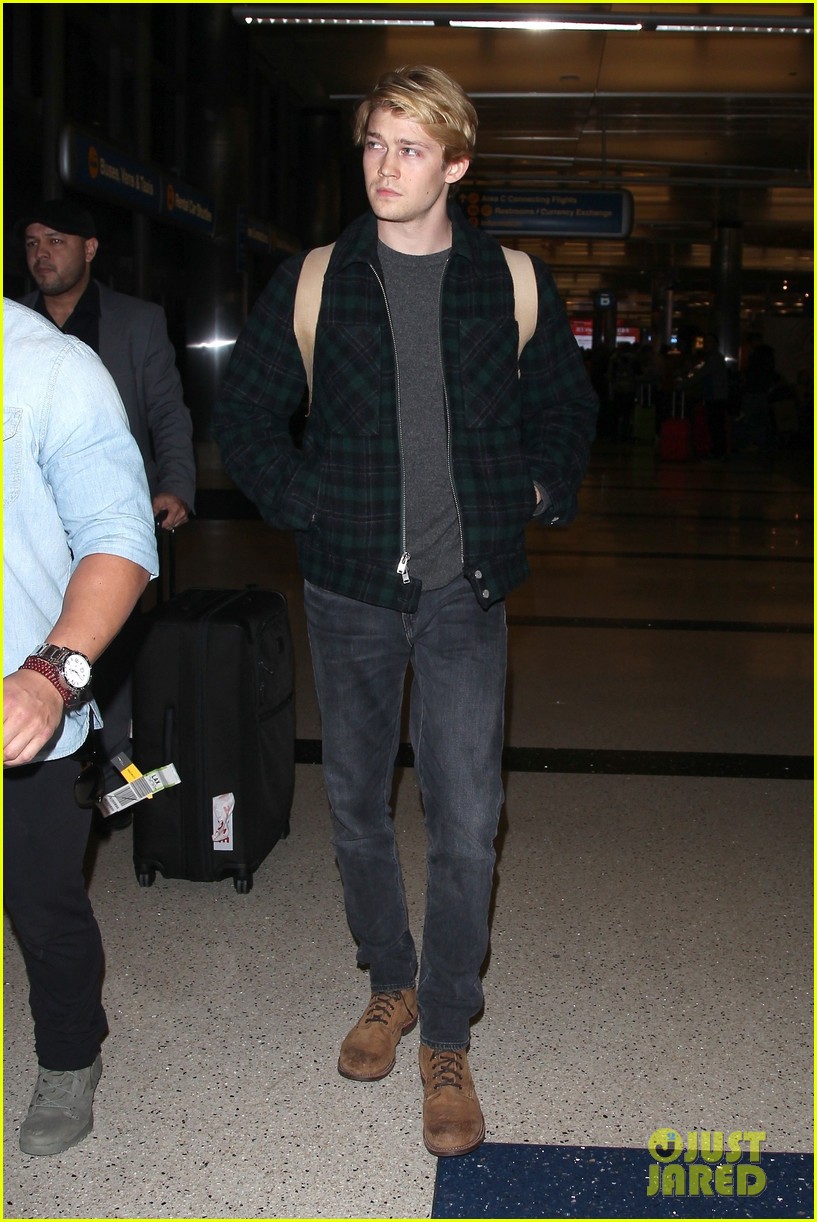 joe alwyn lands in los angeles in time for new years day 18