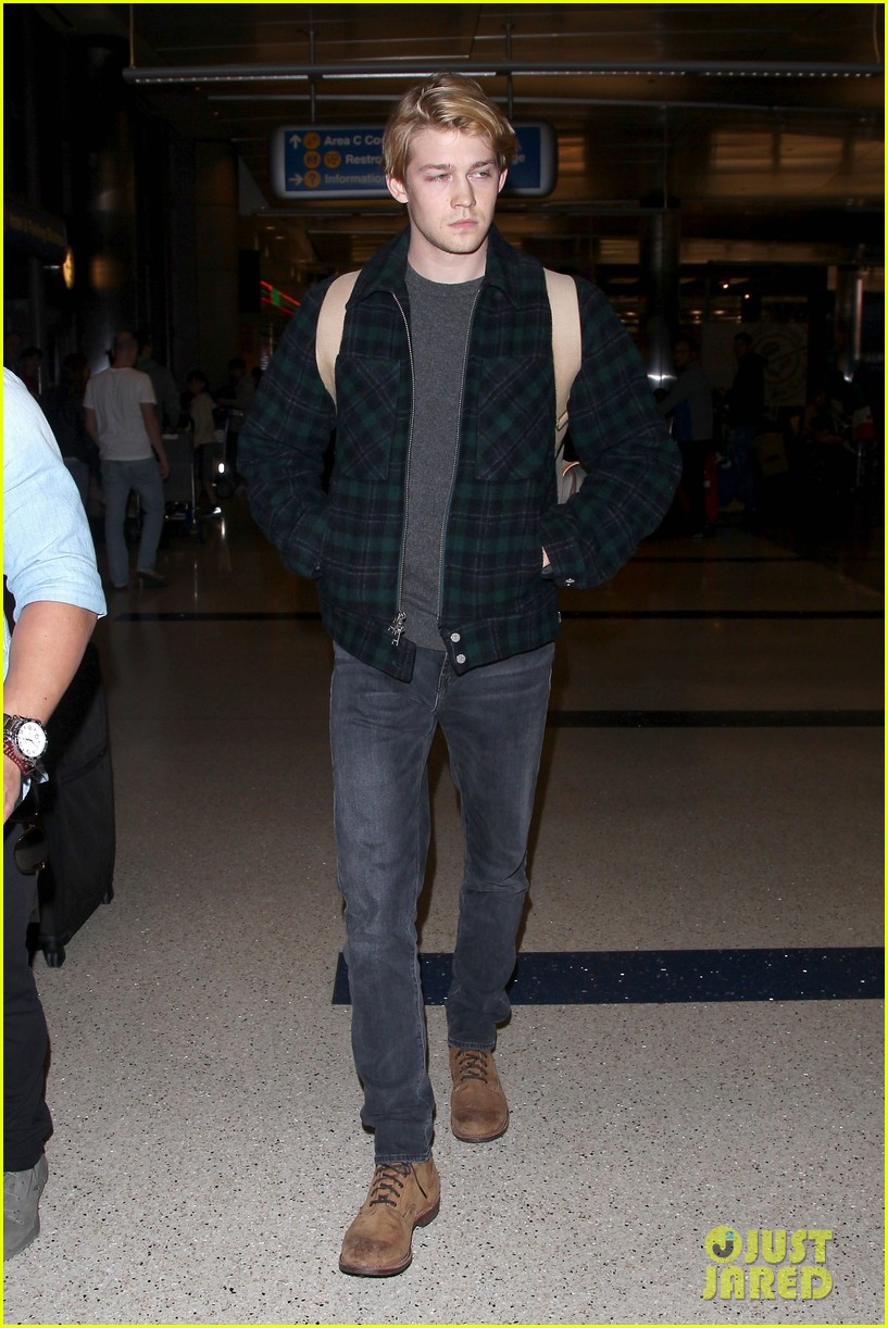 joe alwyn lands in los angeles in time for new years day 23