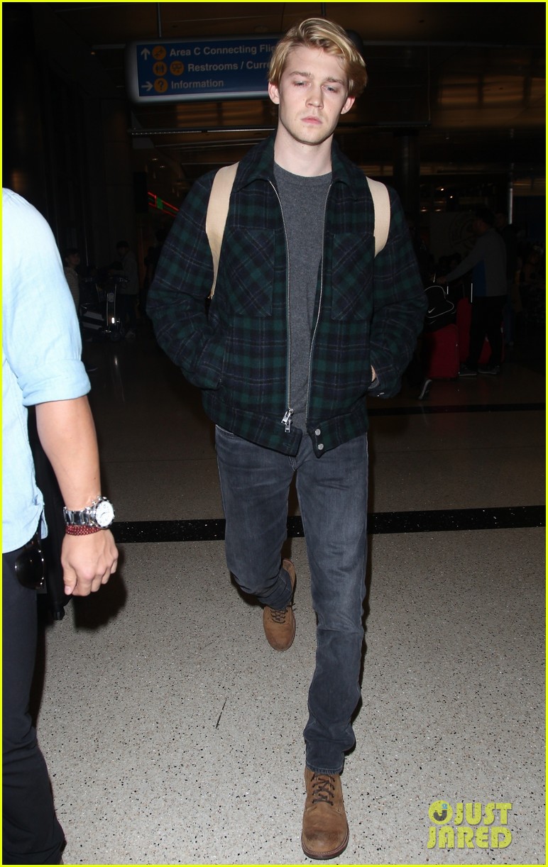 joe alwyn lands in los angeles in time for new years day 29