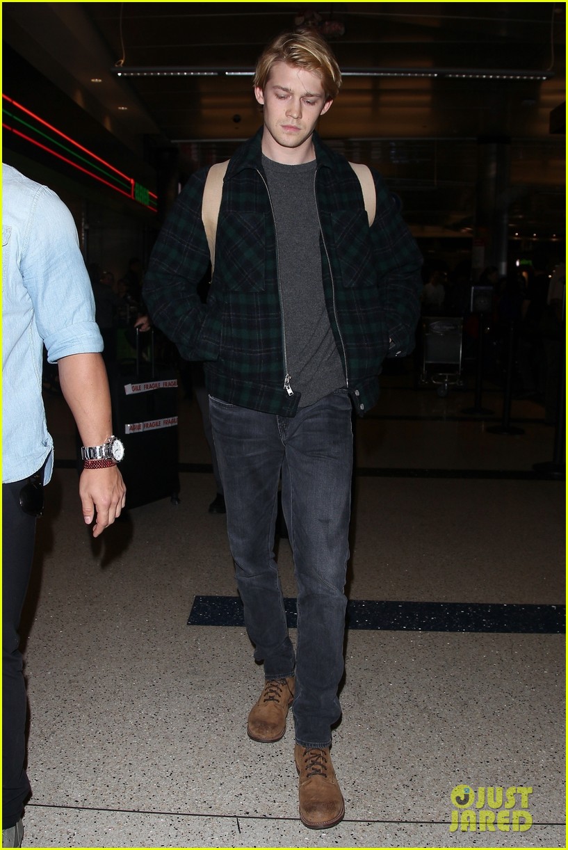 joe alwyn lands in los angeles in time for new years day 33