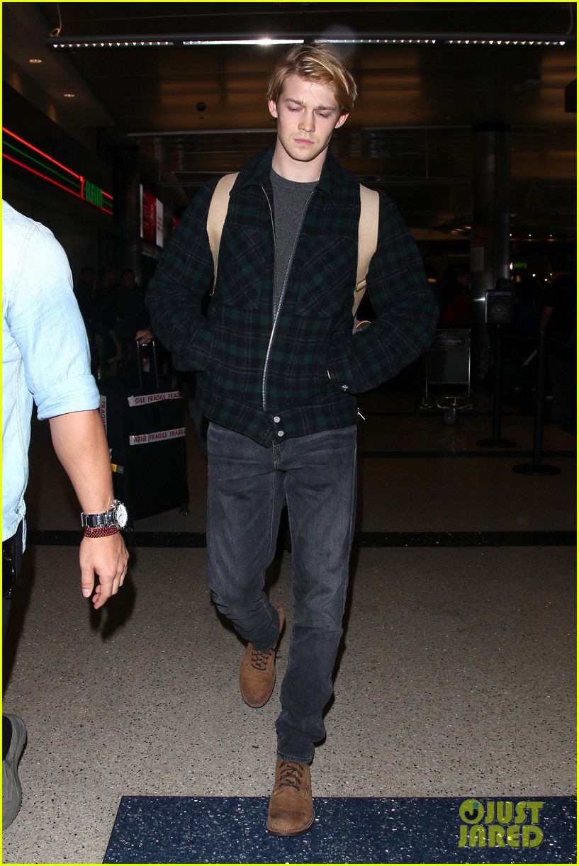 joe alwyn lands in los angeles in time for new years day 34