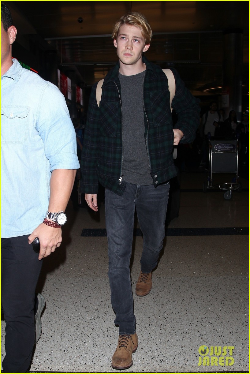 joe alwyn lands in los angeles in time for new years day 38