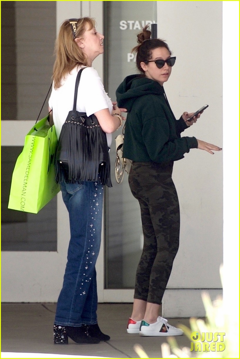 ashley tisdale goes holiday shopping with mom lisa 04