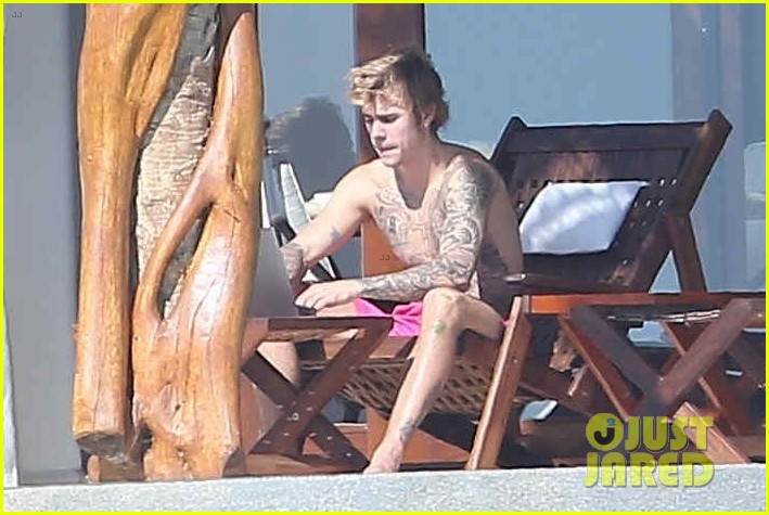 justin bieber arrives in mexico for nye with selena gomez 08