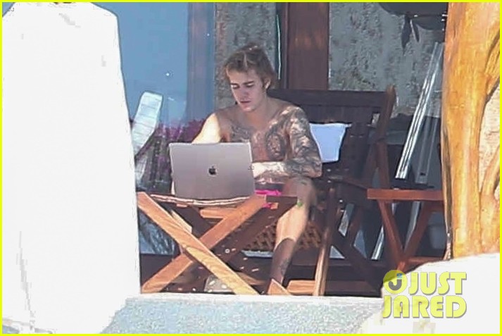 justin bieber arrives in mexico for nye with selena gomez 09