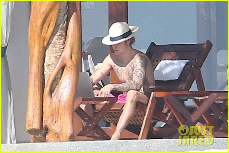 justin bieber arrives in mexico for nye with selena gomez 32