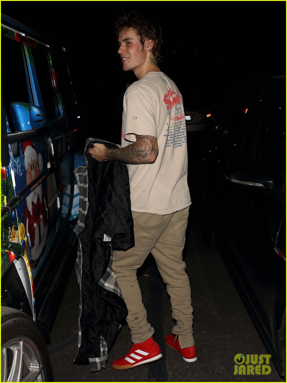 justin bieber ends his weekend with an ice hockey game 05