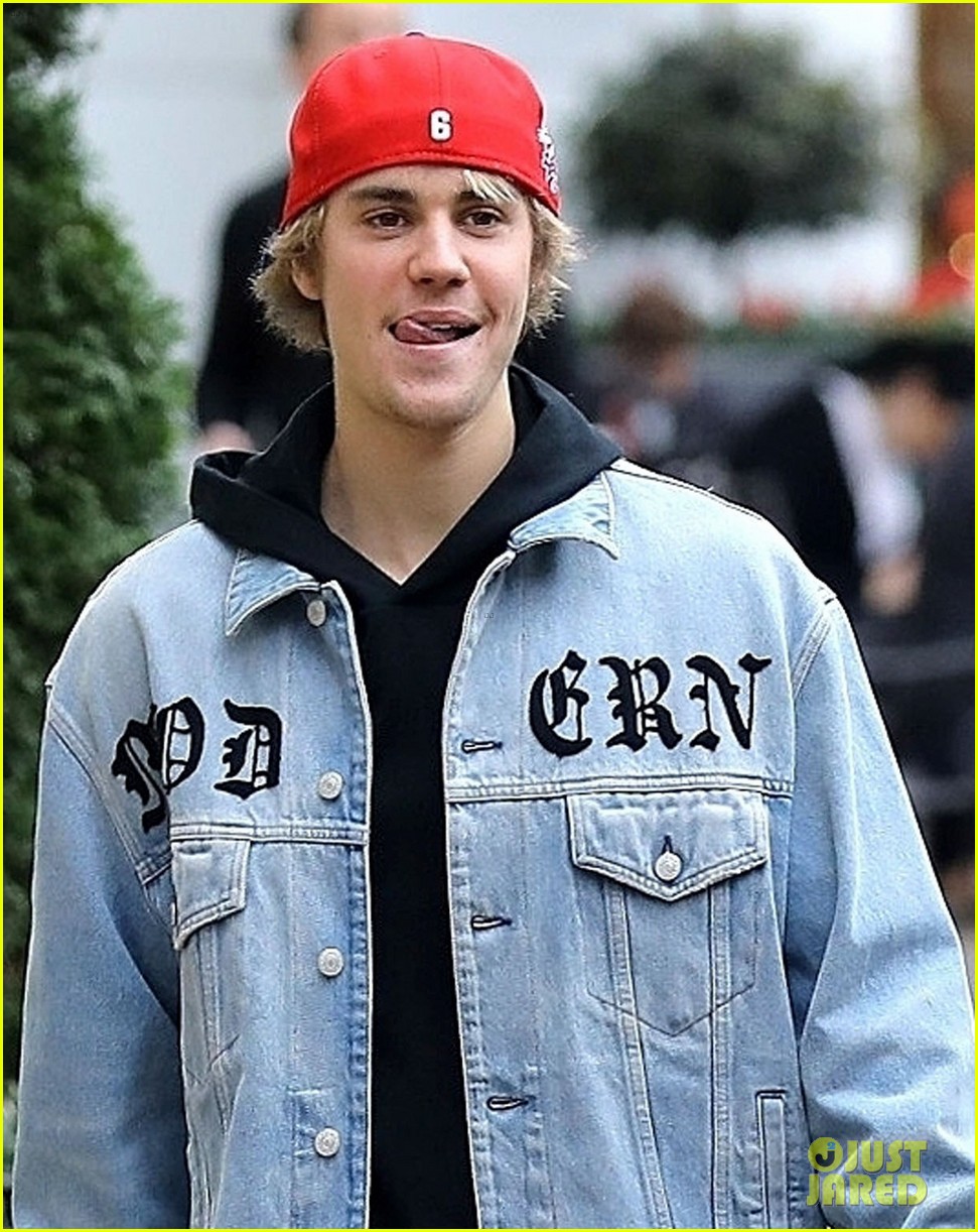 justin bieber does some holiday shopping in his christmas car 01