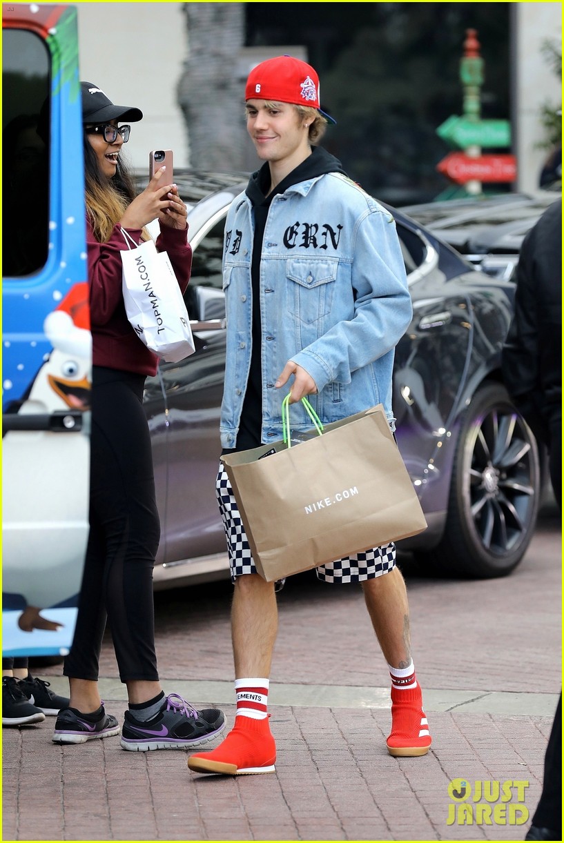 justin bieber does some holiday shopping in his christmas car 02