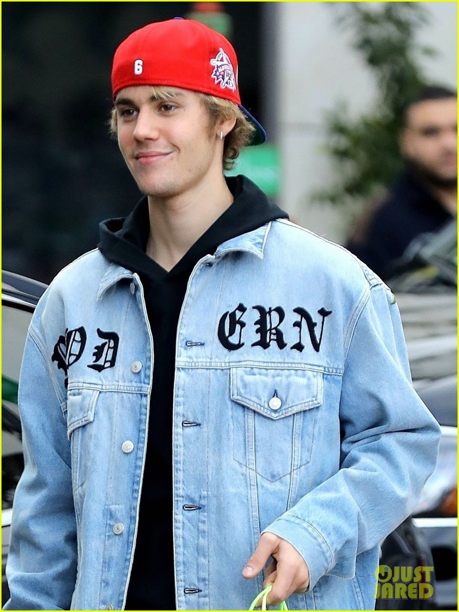justin bieber does some holiday shopping in his christmas car 05