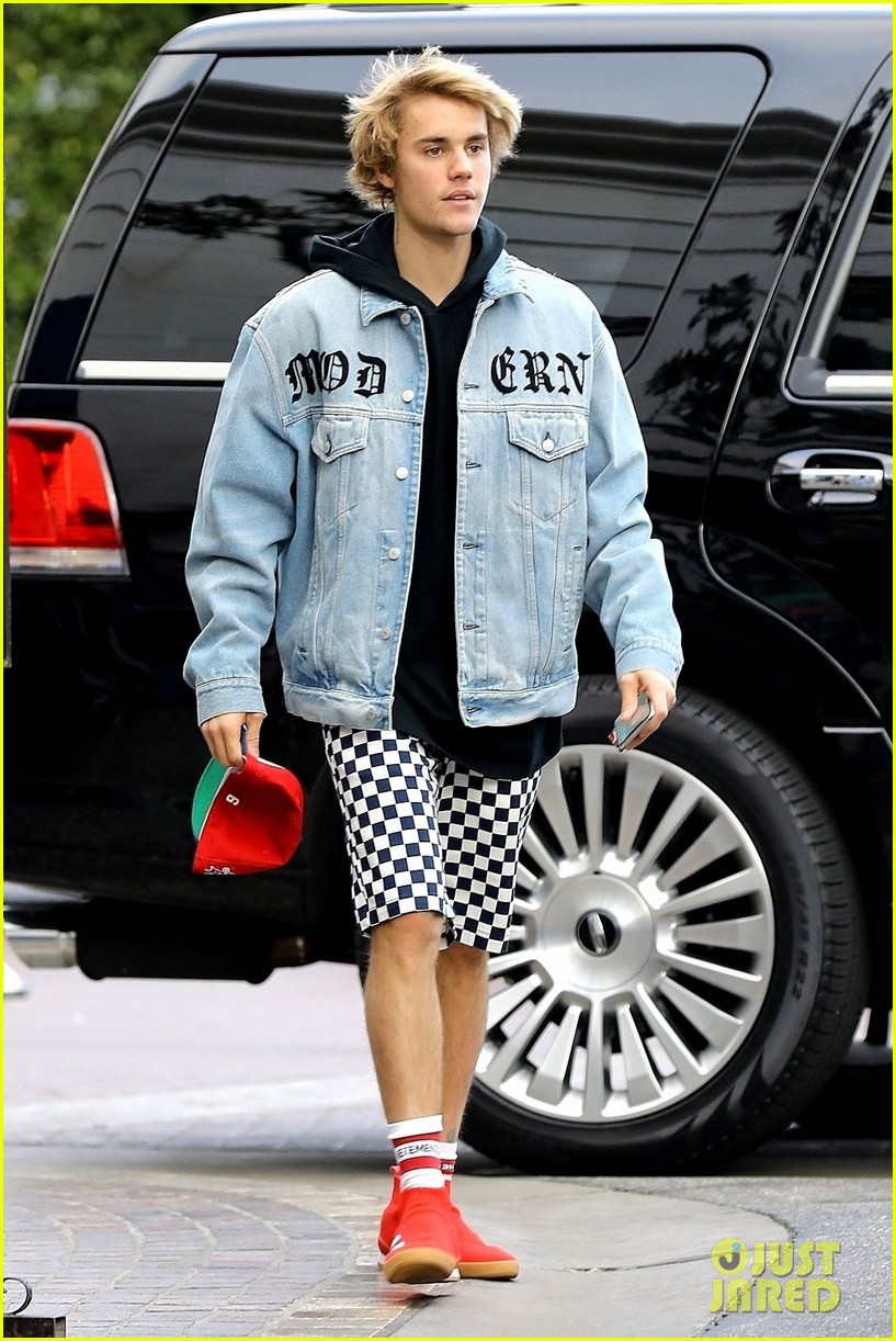 justin bieber does some holiday shopping in his christmas car 06