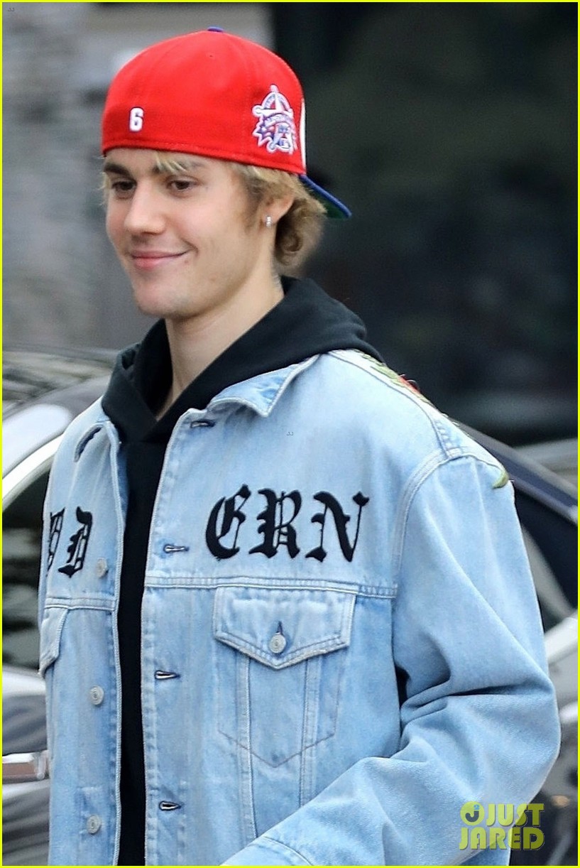 justin bieber does some holiday shopping in his christmas car 08