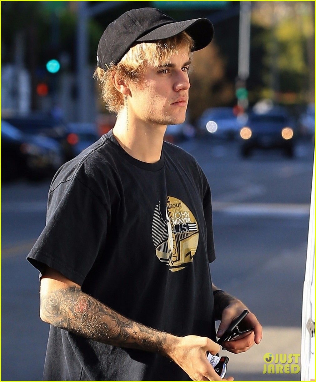 justin bieber gets lunch in beverly hills after a morning hike 02