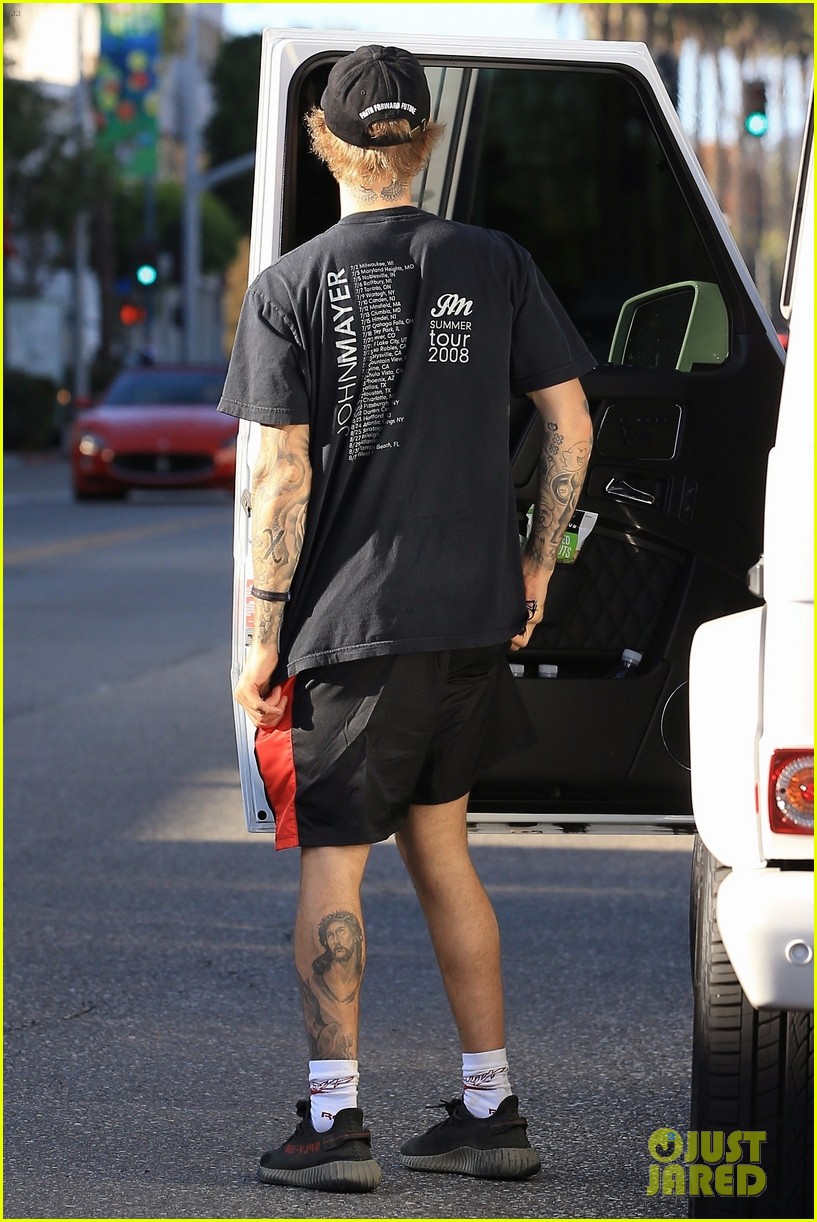 justin bieber gets lunch in beverly hills after a morning hike 05
