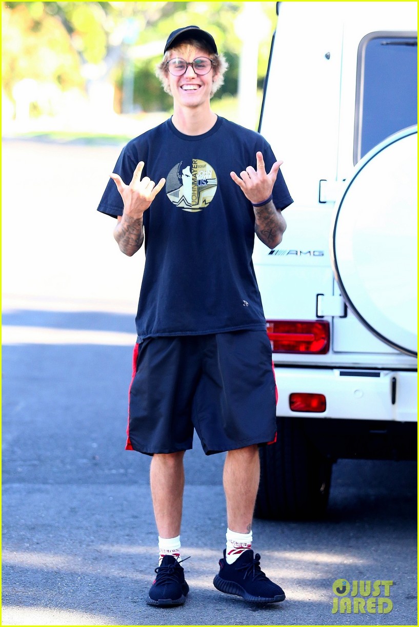 justin bieber gets lunch in beverly hills after a morning hike 07