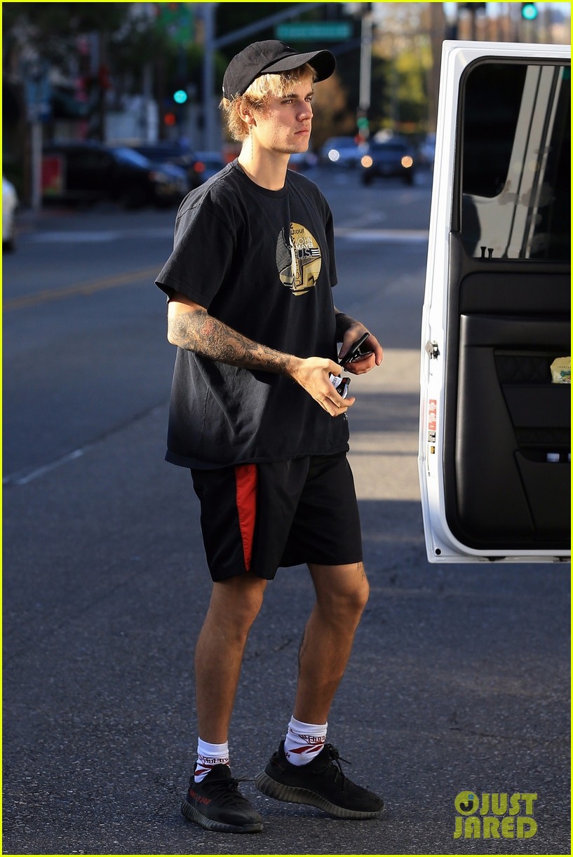 justin bieber gets lunch in beverly hills after a morning hike 09