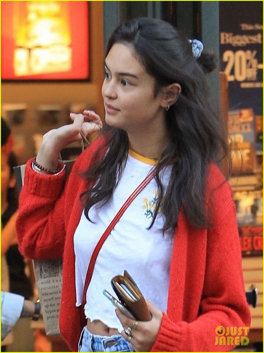 courtney eaton gets in christmas shopping 02