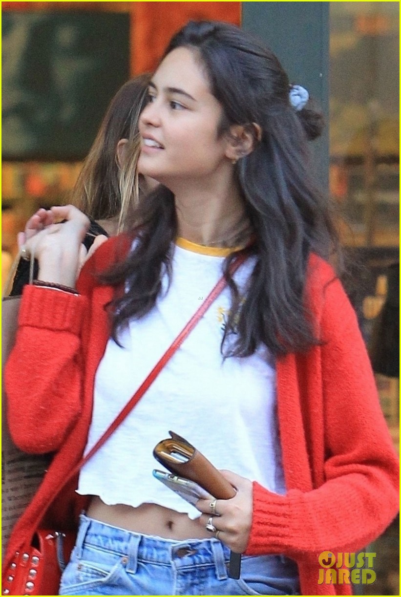 courtney eaton gets in christmas shopping 04