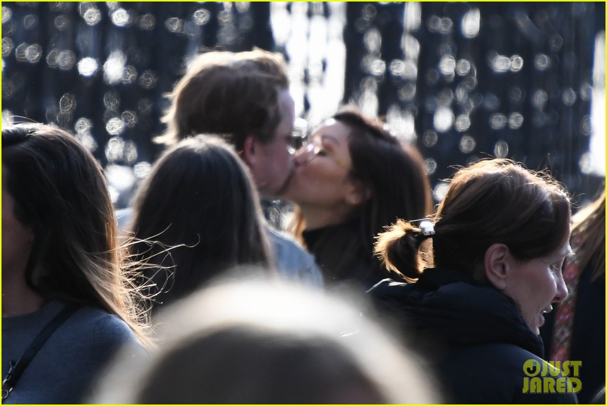 macaulay culkin brenda song cuddle up kiss in new paris photos 02