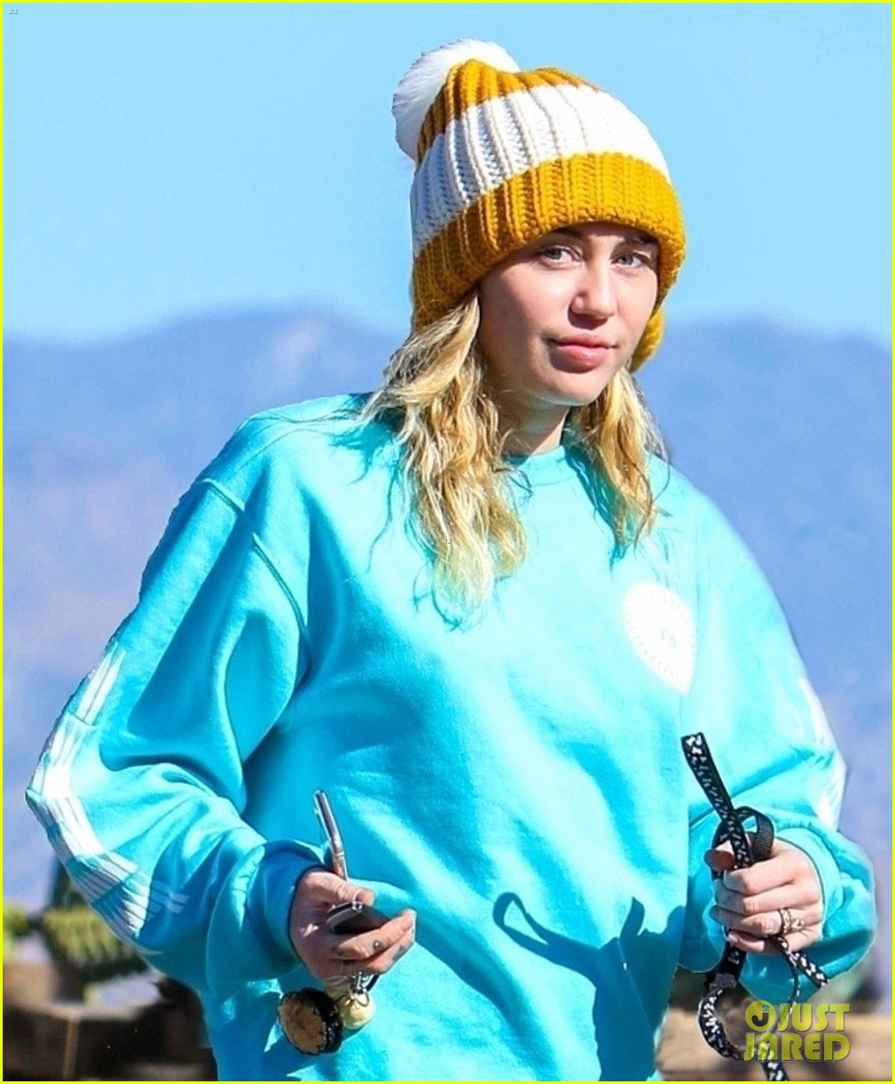 miley cyrus and pup mary jane step out for a hike in la 04