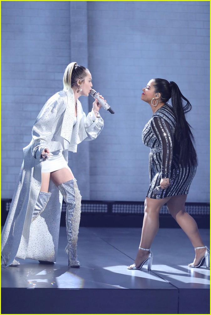 miley cyrus sings wrecking ball with brooke simpson the voice 02