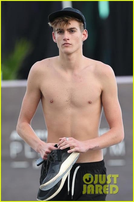 presley gerber flaunts his abs while going shirtless at the beach 01