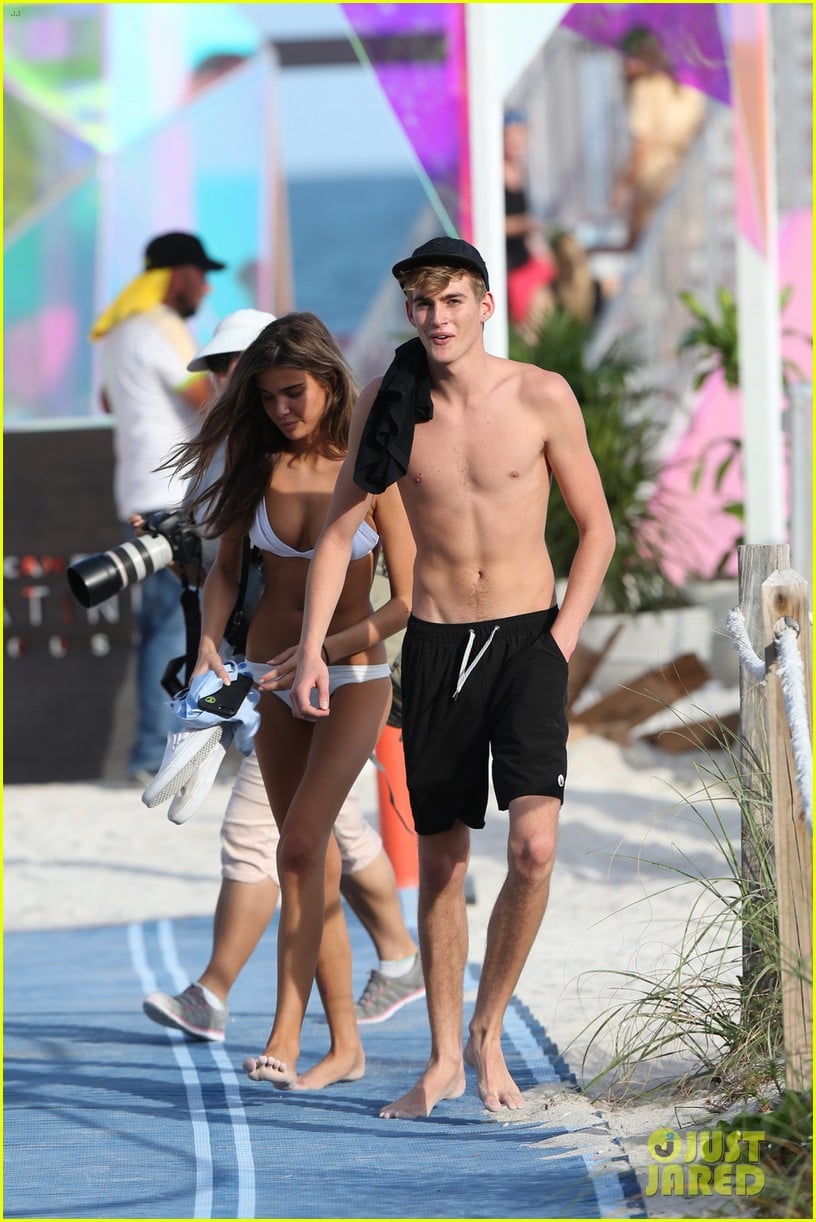 presley gerber flaunts his abs while going shirtless at the beach 04