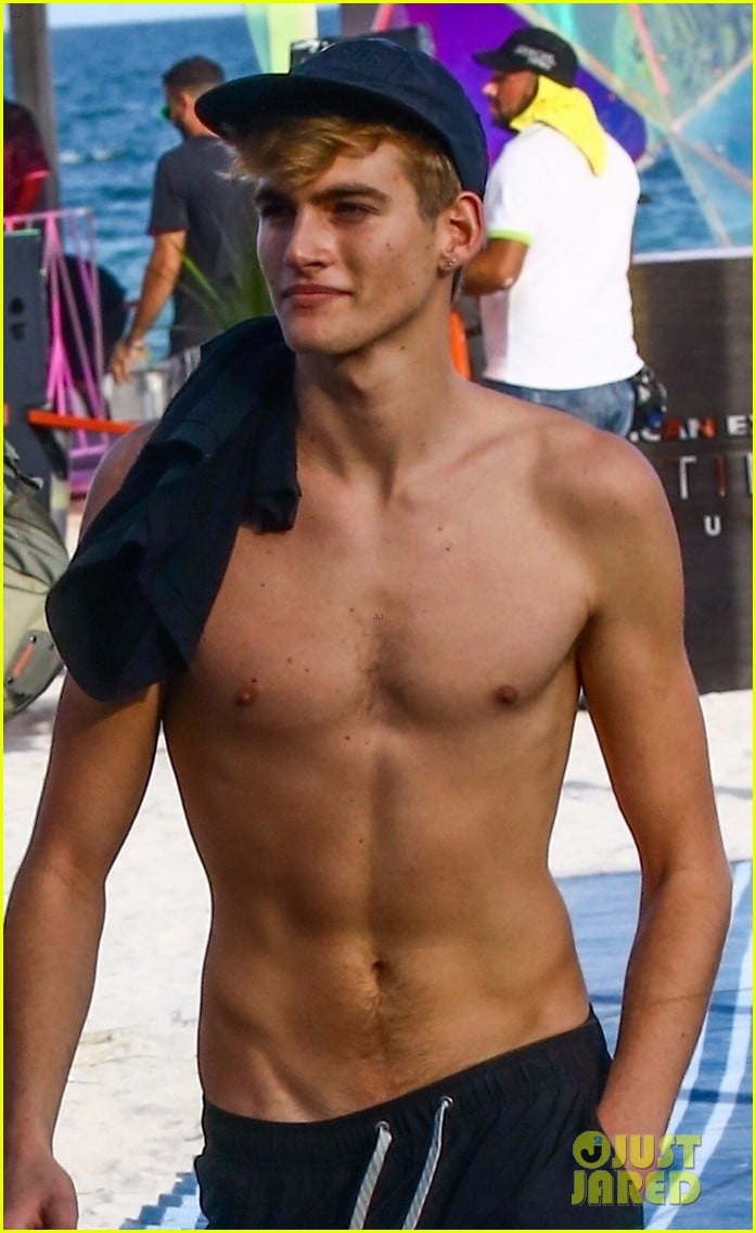 presley gerber flaunts his abs while going shirtless at the beach 05