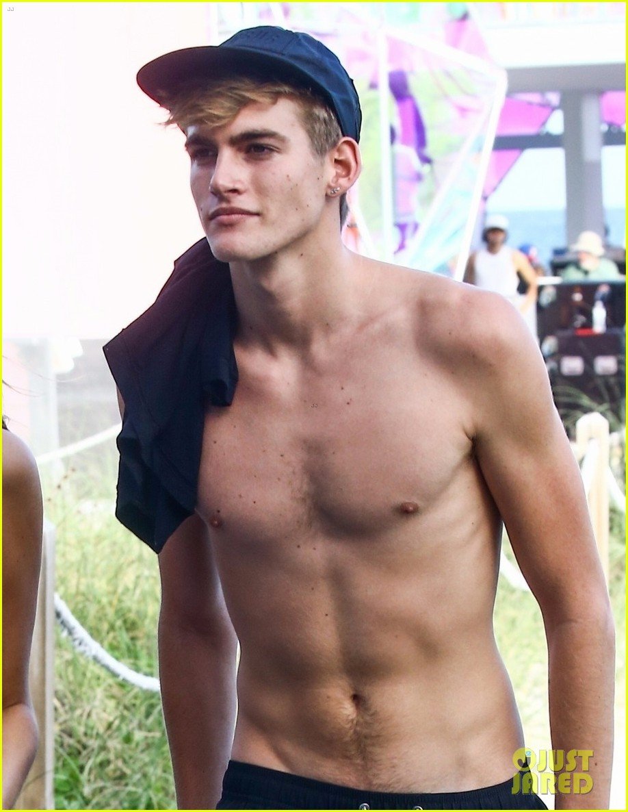 presley gerber flaunts his abs while going shirtless at the beach 08