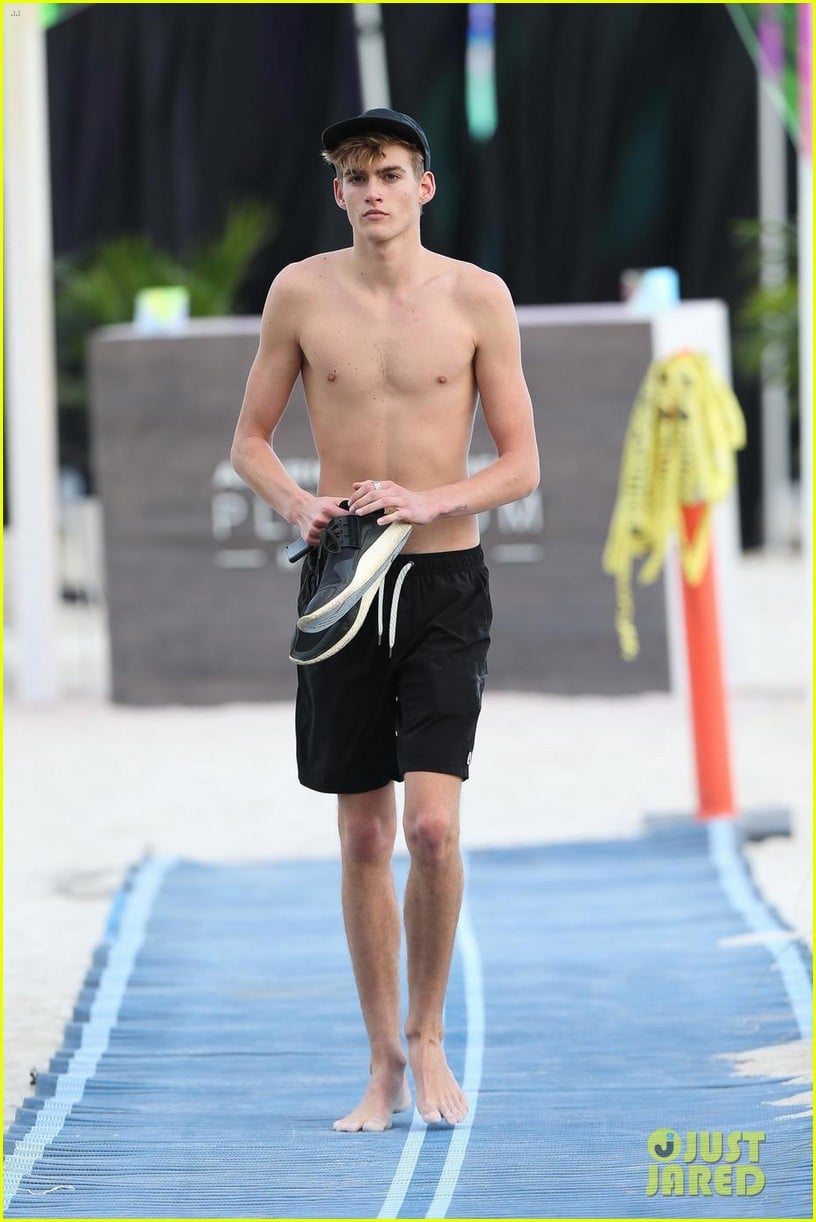 presley gerber flaunts his abs while going shirtless at the beach 10