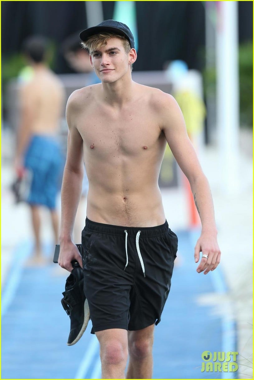 presley gerber flaunts his abs while going shirtless at the beach 14
