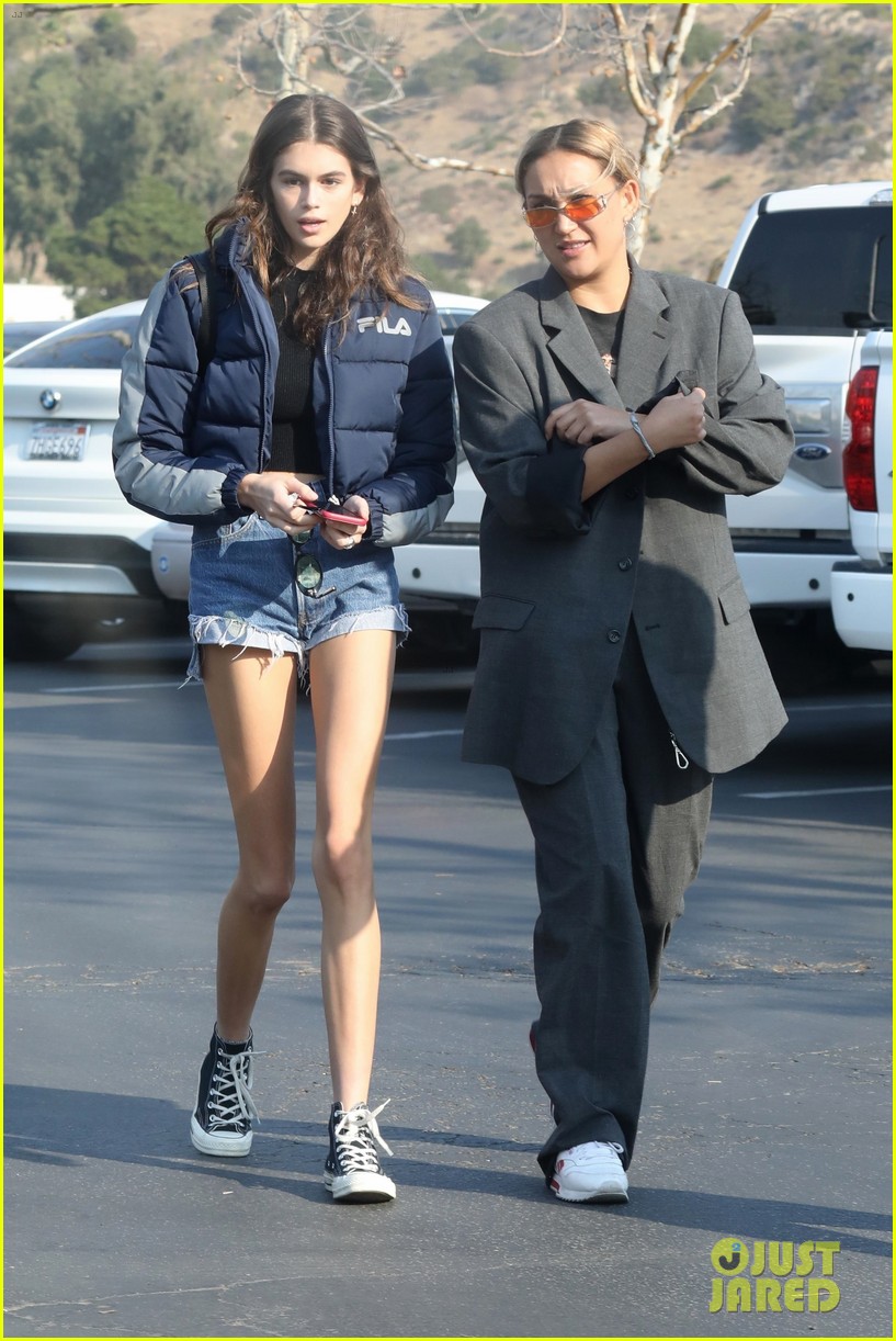 kaia gerber rocks short shorts for afternoon outing 01