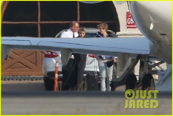 selena gomez justin bieber jet out of town together 16