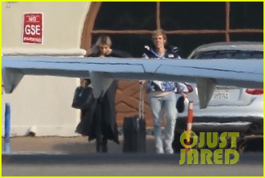 selena gomez justin bieber jet out of town together 20